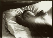 Sleeping baby. EW Carter photo ca. 1900 Glass negative: 7″x5″