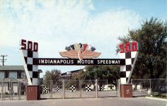 1960 ca. Indy 500 INDIANAPOLIS MOTOR SPEEDWAY MAIN GATE postcard front