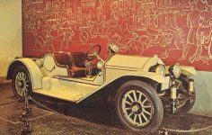 1913 NATIONAL Semi-Racing Roadster in the MUSEUM OF SCIENCE INDUSTRY Chicago, ILL postcard front