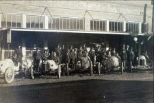1915 ca. Mystery row of small racers photo screenshot